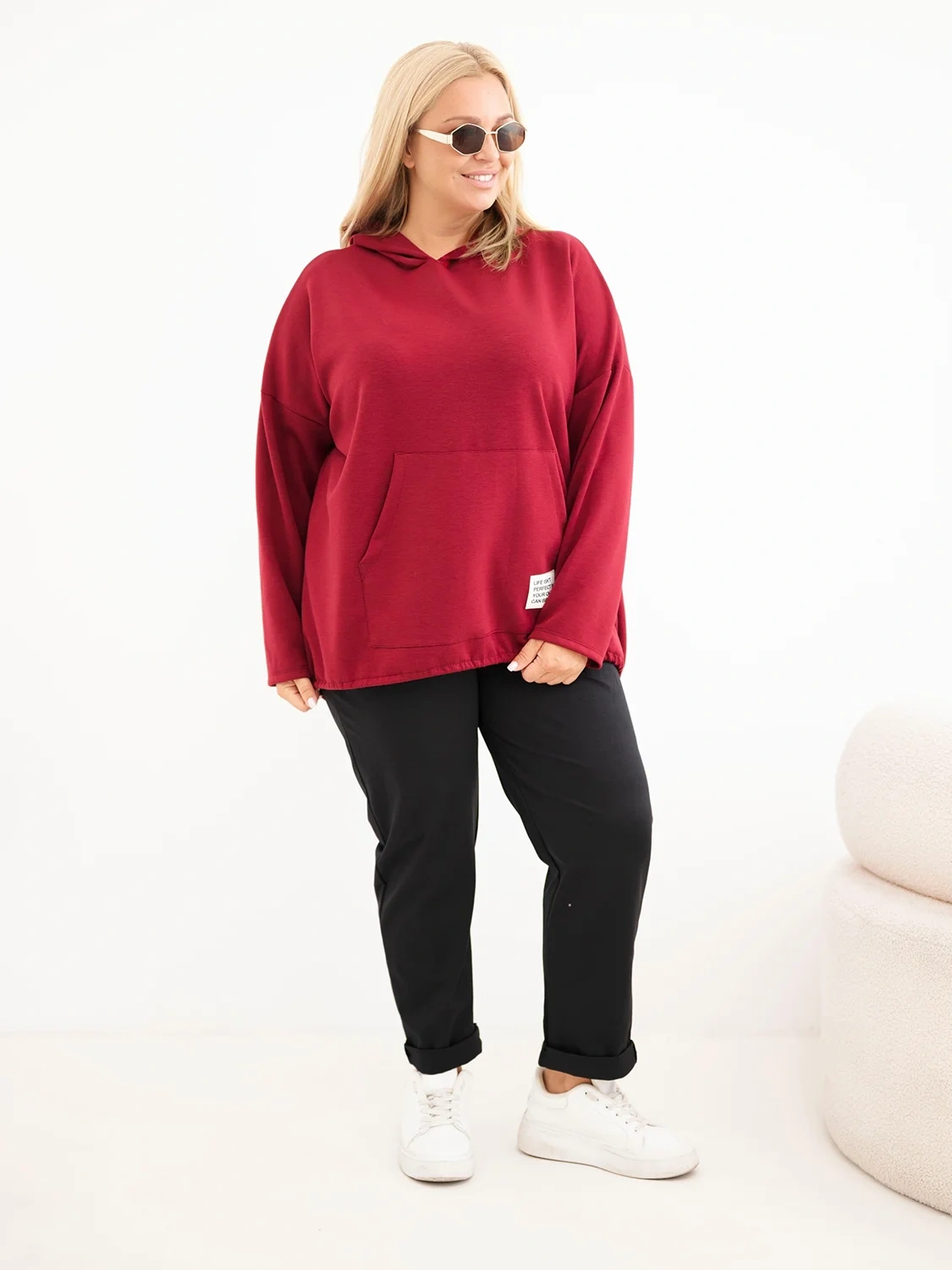 Bluza damska Plus Size masełko z kapturem i kieszenią kangurką bordowa - obrazek 2