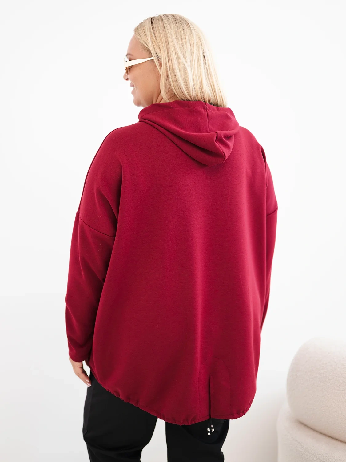 Bluza damska Plus Size masełko z kapturem i kieszenią kangurką bordowa - obrazek 3