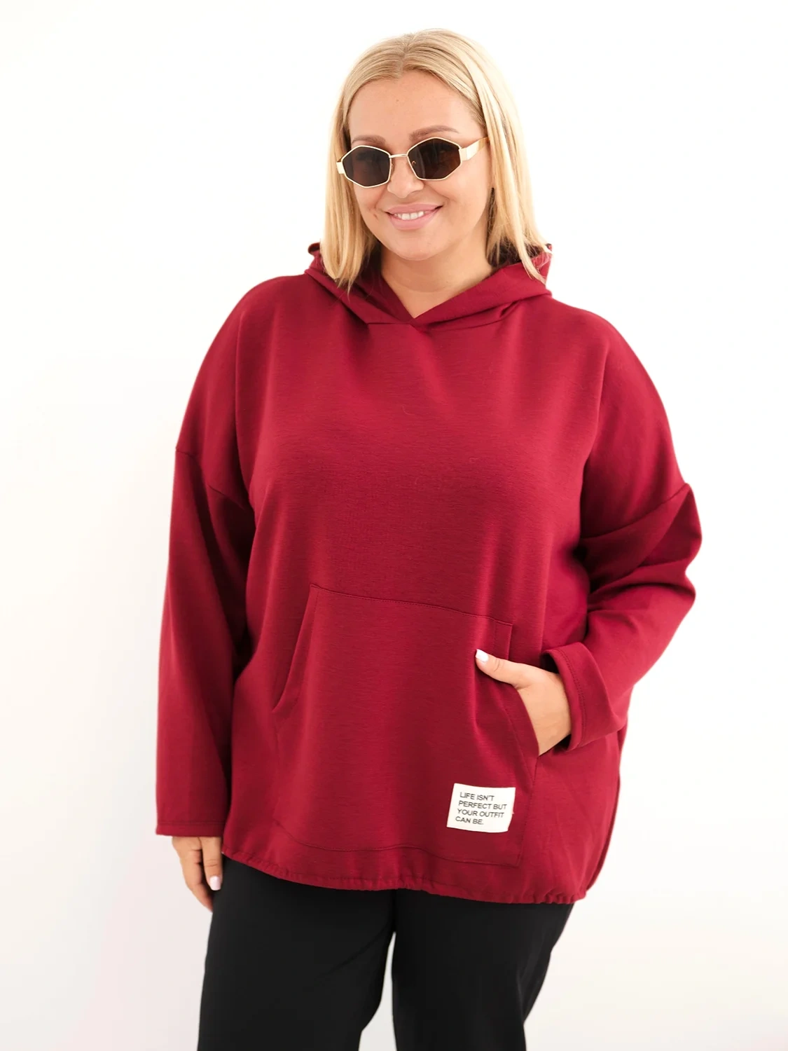 Bluza damska Plus Size masełko z kapturem i kieszenią kangurką bordowa