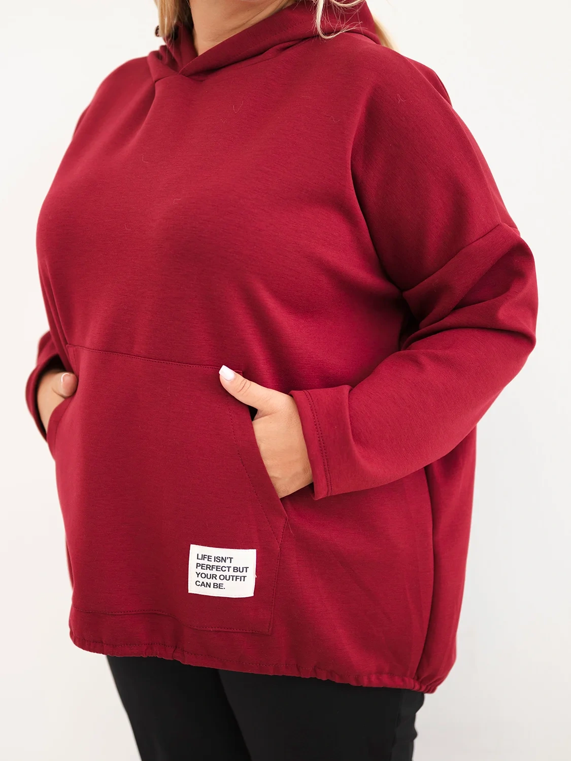 Bluza damska Plus Size masełko z kapturem i kieszenią kangurką bordowa - obrazek 4
