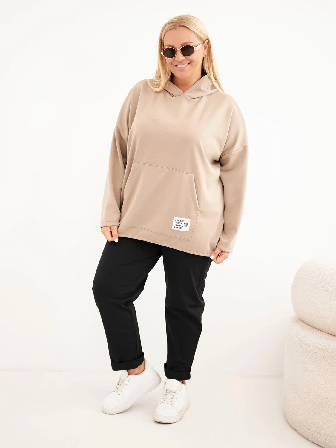 Bluza damska Plus Size masełko z kapturem i kieszenią kangurką camelowa - obrazek 2