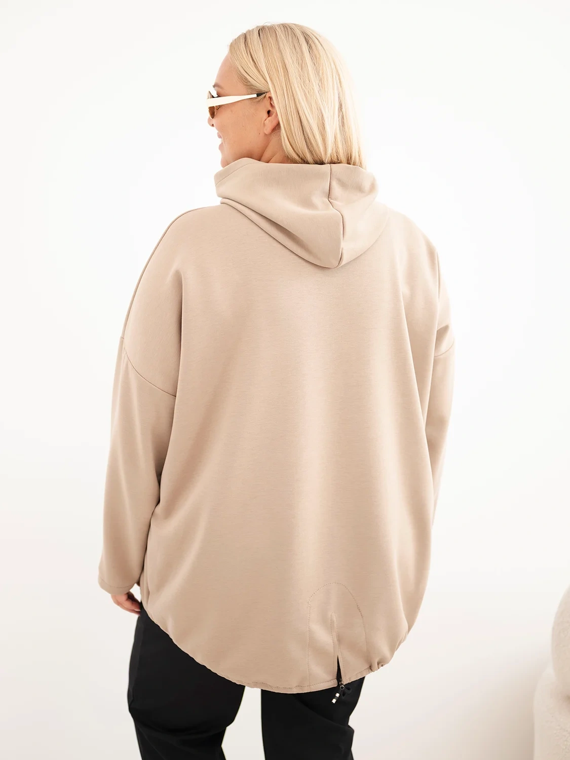 Bluza damska Plus Size masełko z kapturem i kieszenią kangurką camelowa - obrazek 3