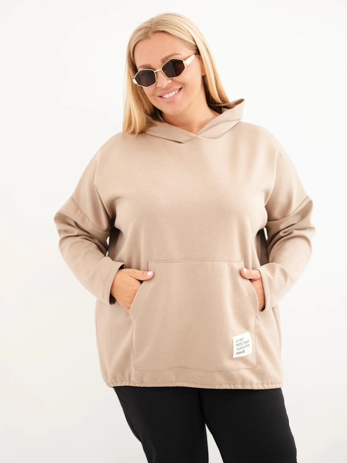 Bluza damska Plus Size masełko z kapturem i kieszenią kangurką camelowa