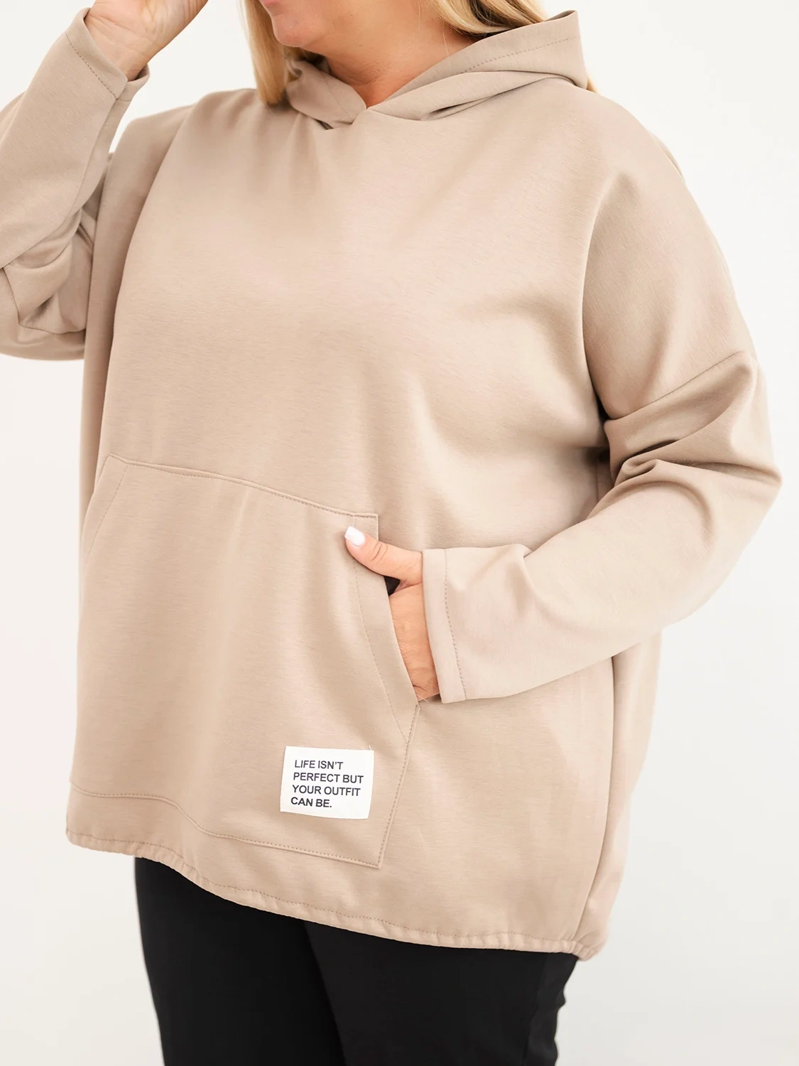 Bluza damska Plus Size masełko z kapturem i kieszenią kangurką camelowa - obrazek 4