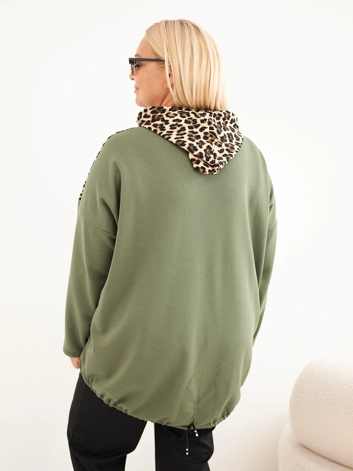 Bluza damska Plus Size wiskozowa z kapturem i wstawkami w panterkę khaki - obrazek 3