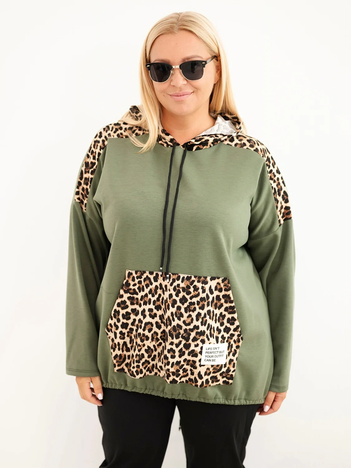 Bluza damska Plus Size wiskozowa z kapturem i wstawkami w panterkę khaki