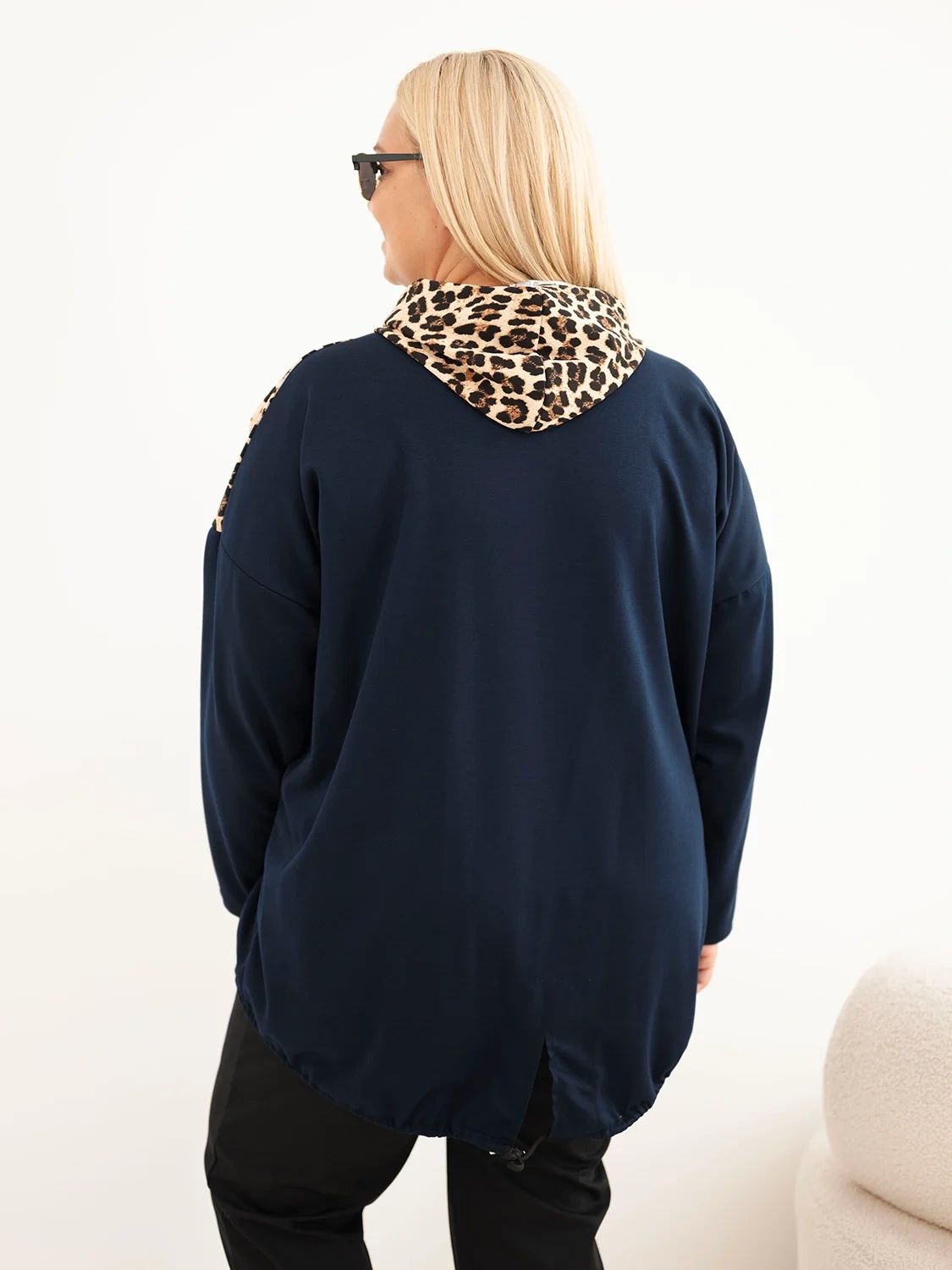Bluza damska Plus Size wiskozowa z kapturem i wstawkami w panterkę granatowa - obrazek 3