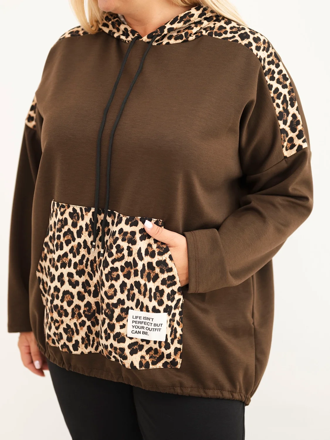 Bluza damska Plus Size wiskozowa z kapturem i wstawkami w panterkę brązowa - obrazek 4