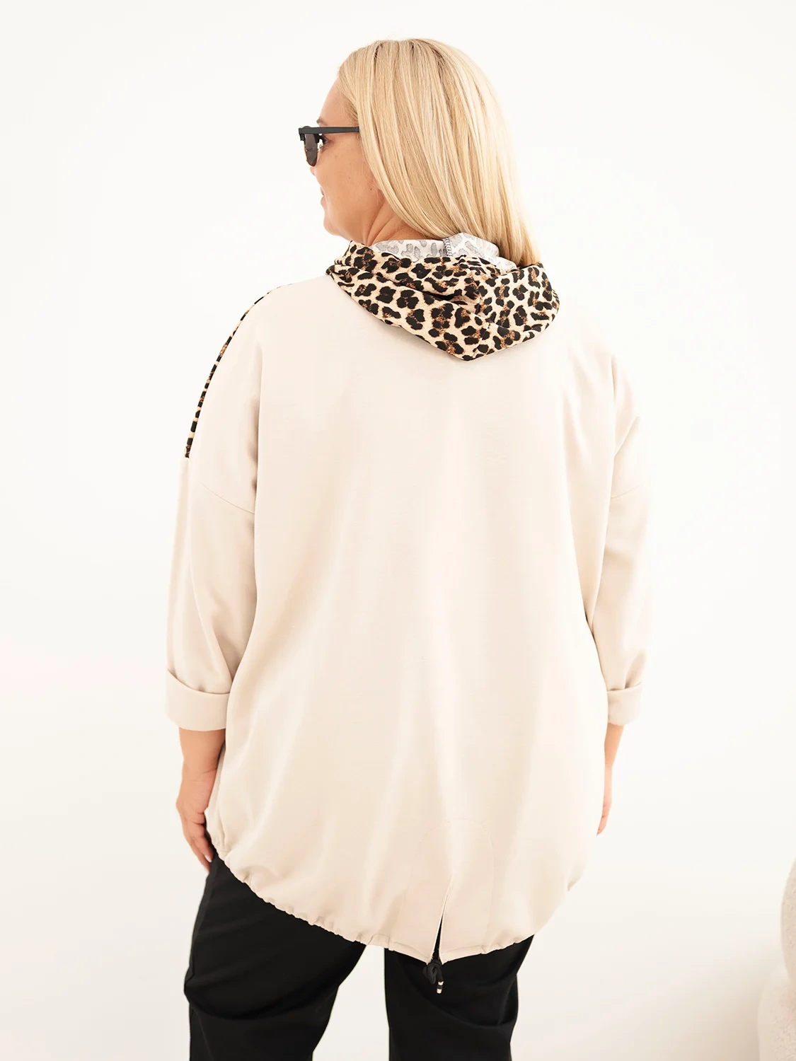 Bluza damska Plus Size wiskozowa z kapturem i wstawkami w panterkę beżowa - obrazek 3