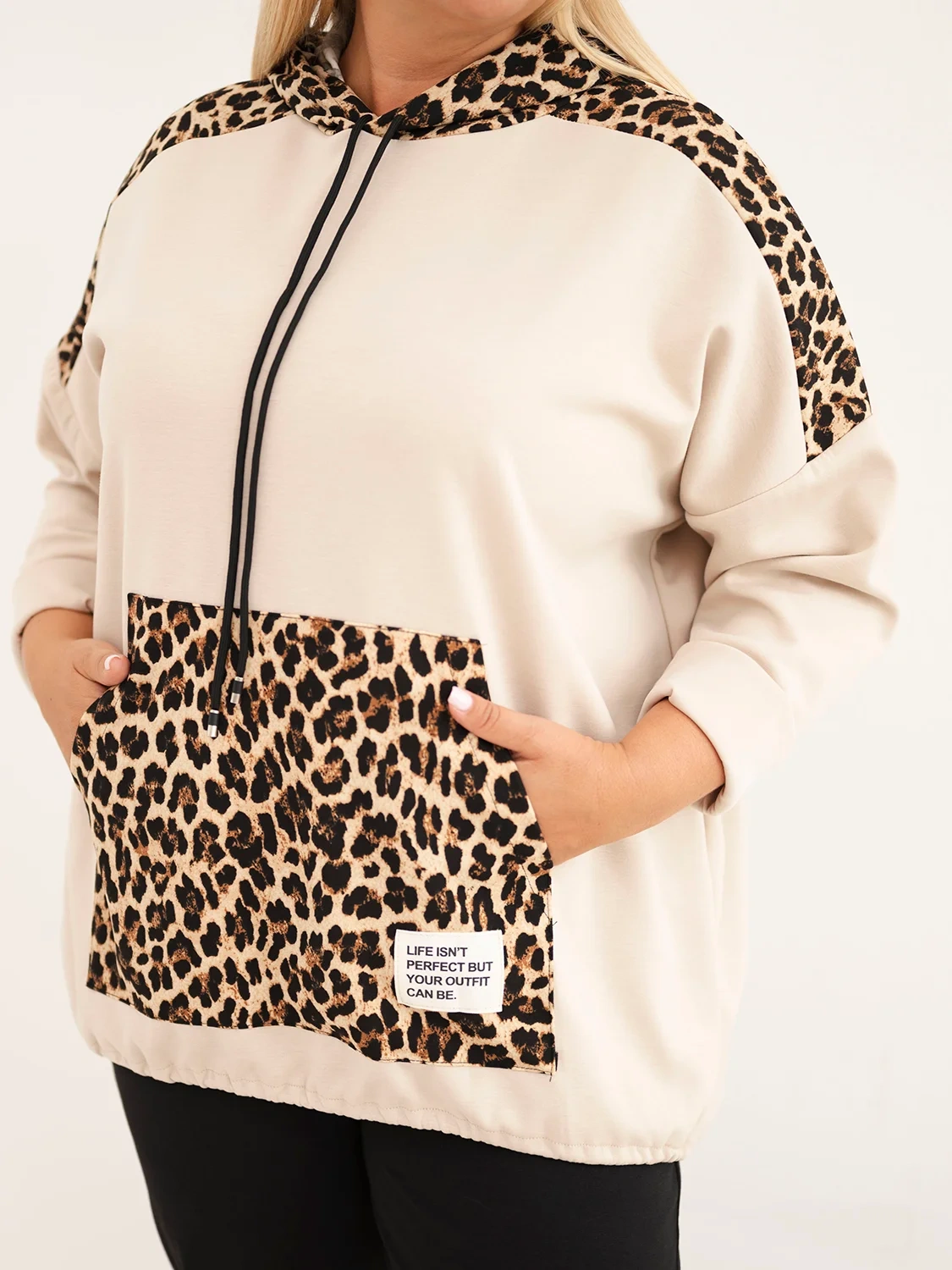 Bluza damska Plus Size wiskozowa z kapturem i wstawkami w panterkę beżowa - obrazek 4