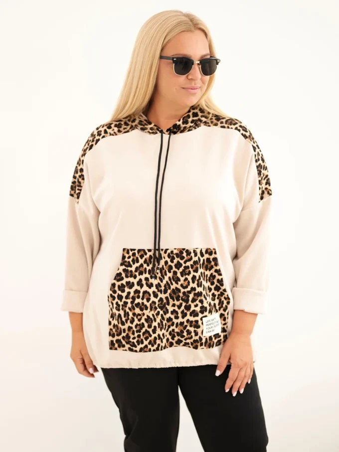 Bluza damska Plus Size wiskozowa z kapturem i wstawkami w panterkę beżowa