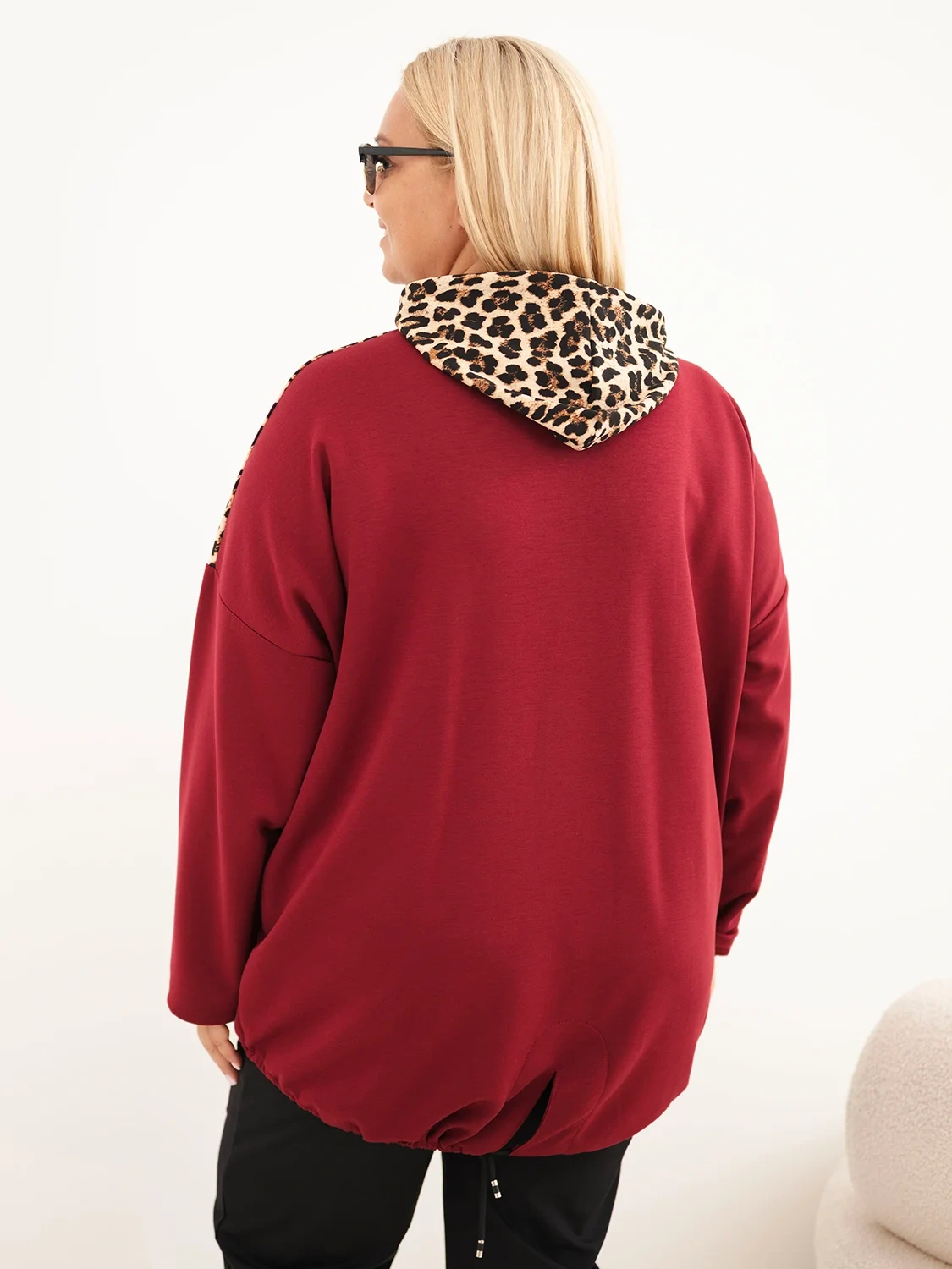 Bluza damska Plus Size wiskozowa z kapturem i wstawkami w panterkę bordowa - obrazek 3