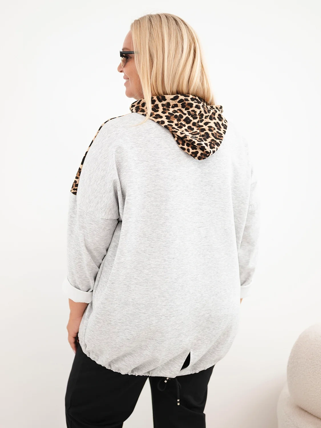 Bluza damska Plus Size wiskozowa z kapturem i wstawkami w panterkę szara - obrazek 3