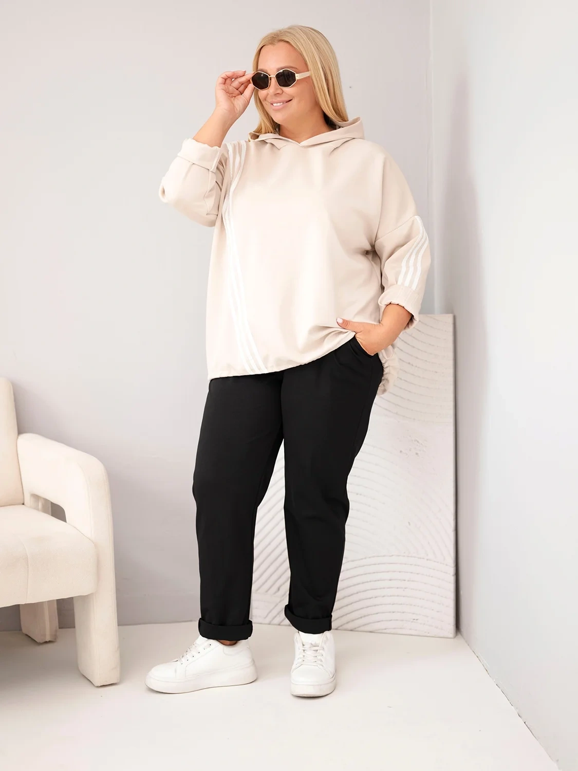 Bluza damska Plus Size wiskozowa z kapturem i ozdobnymi paskami beżowa - obrazek 2