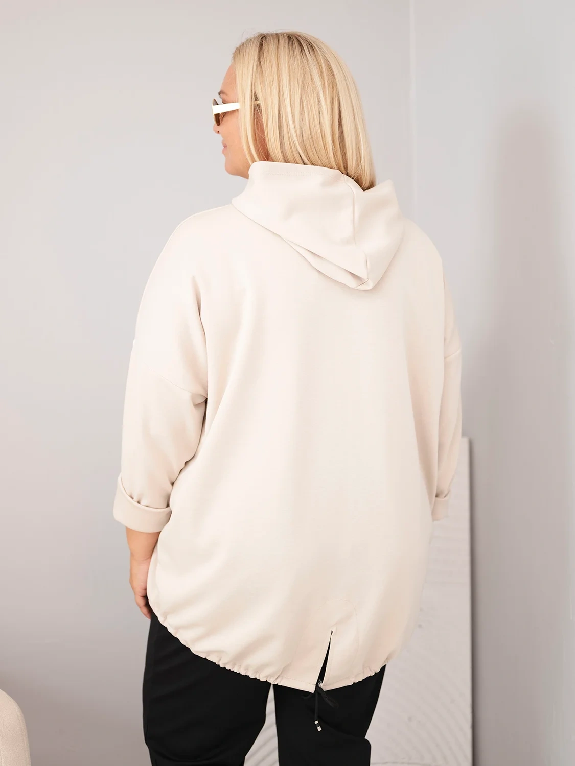 Bluza damska Plus Size wiskozowa z kapturem i ozdobnymi paskami beżowa - obrazek 3