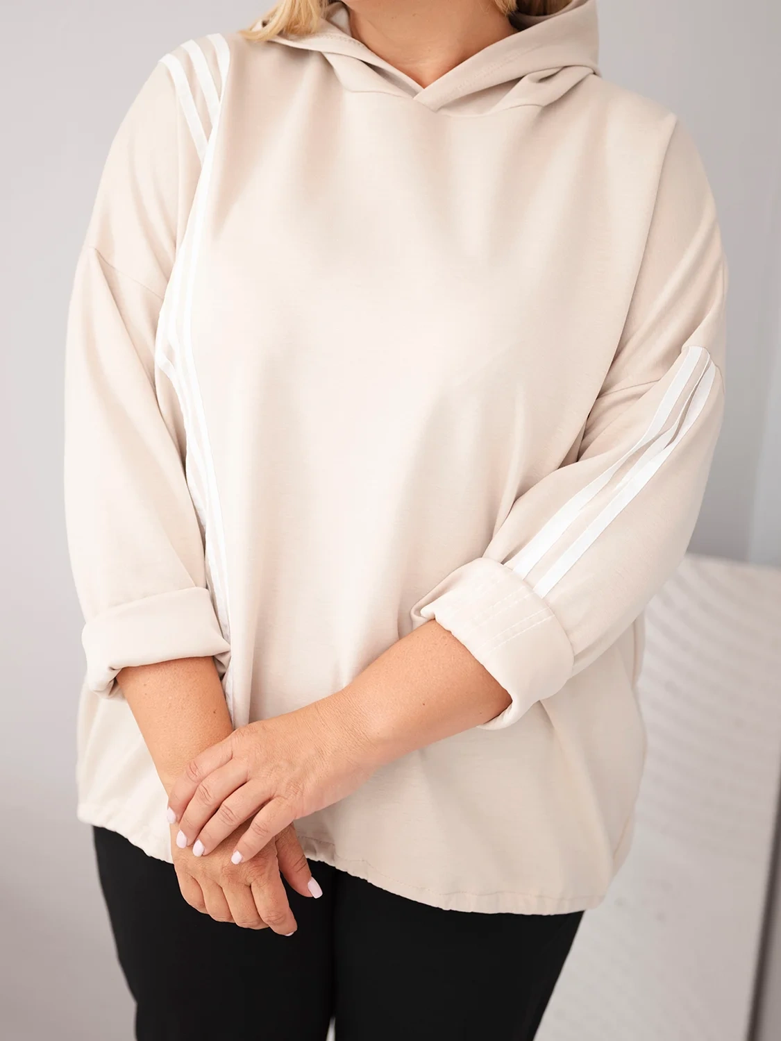 Bluza damska Plus Size wiskozowa z kapturem i ozdobnymi paskami beżowa - obrazek 4