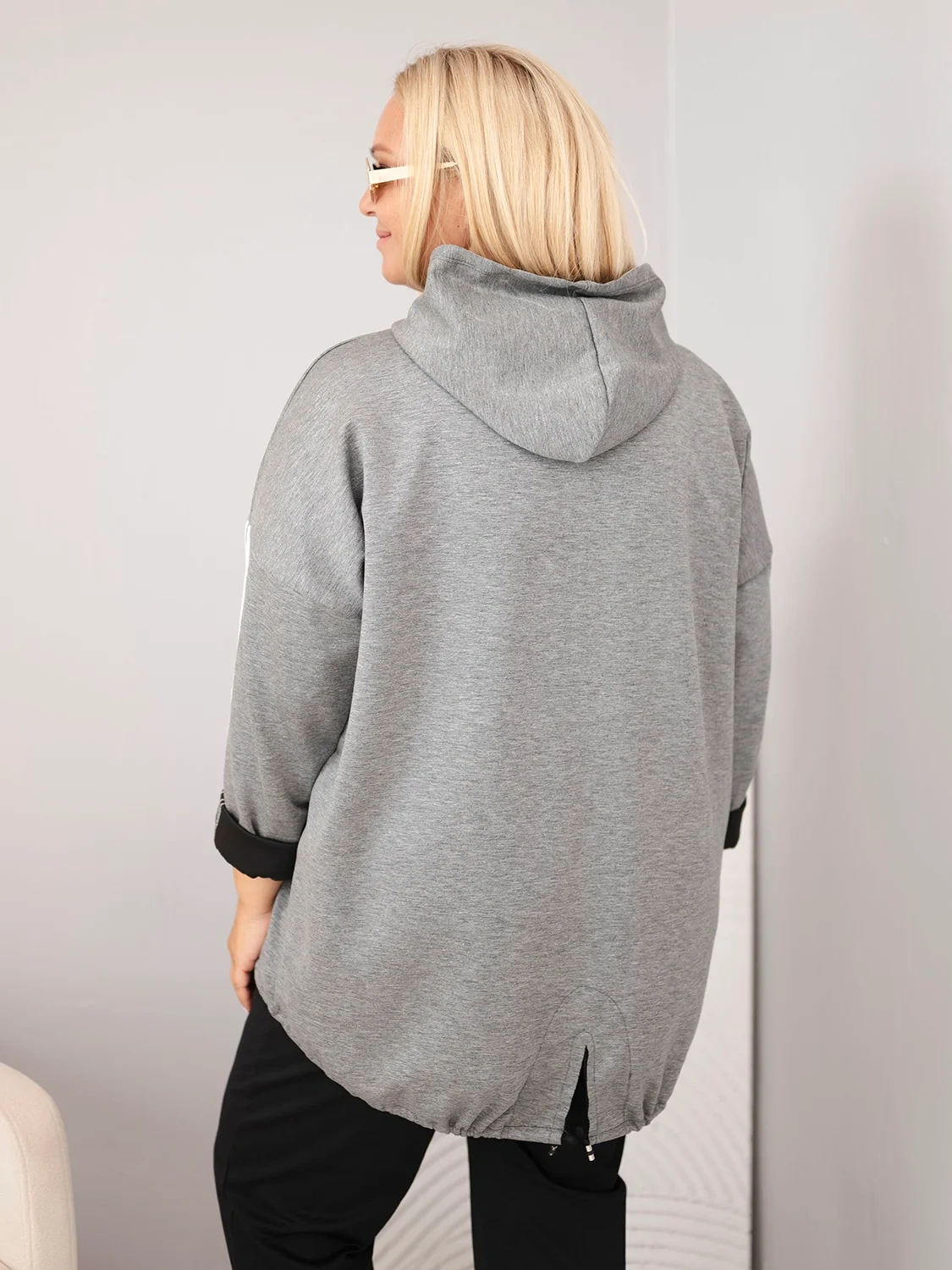 Bluza damska Plus Size wiskozowa z kapturem i ozdobnymi paskami ciemno szara - obrazek 3