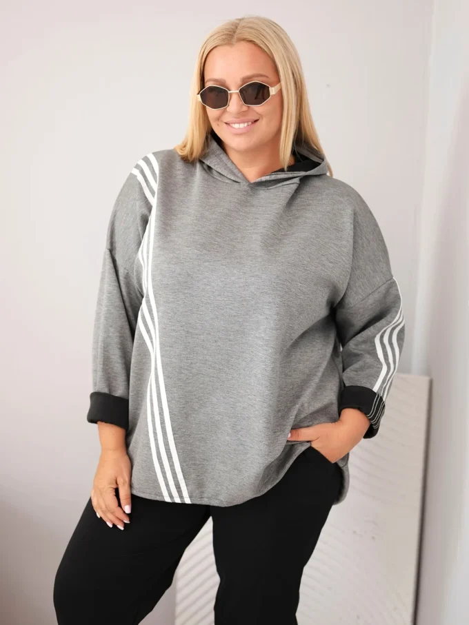 Bluza damska Plus Size wiskozowa z kapturem i ozdobnymi paskami ciemno szara