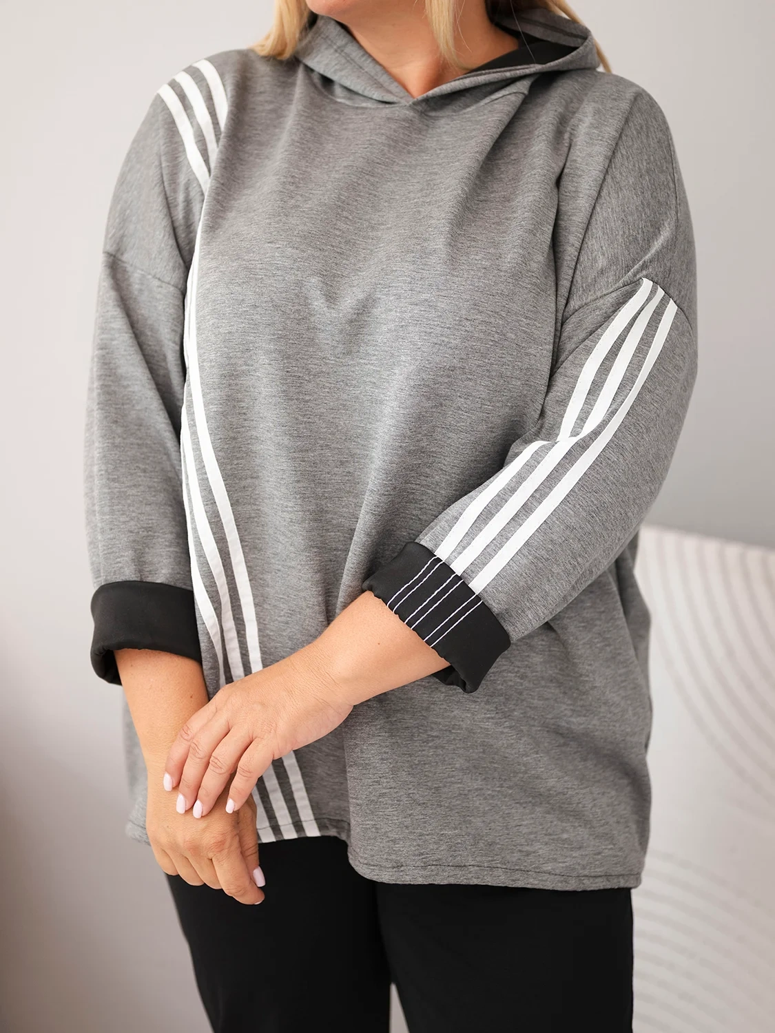 Bluza damska Plus Size wiskozowa z kapturem i ozdobnymi paskami ciemno szara - obrazek 4
