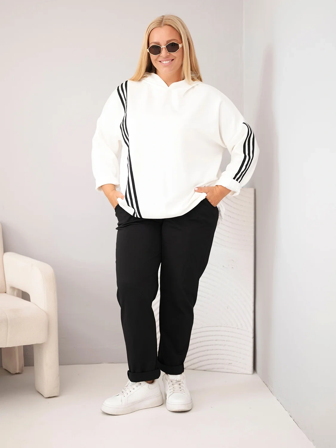 Bluza damska Plus Size wiskozowa z kapturem i ozdobnymi paskami ecru - obrazek 2