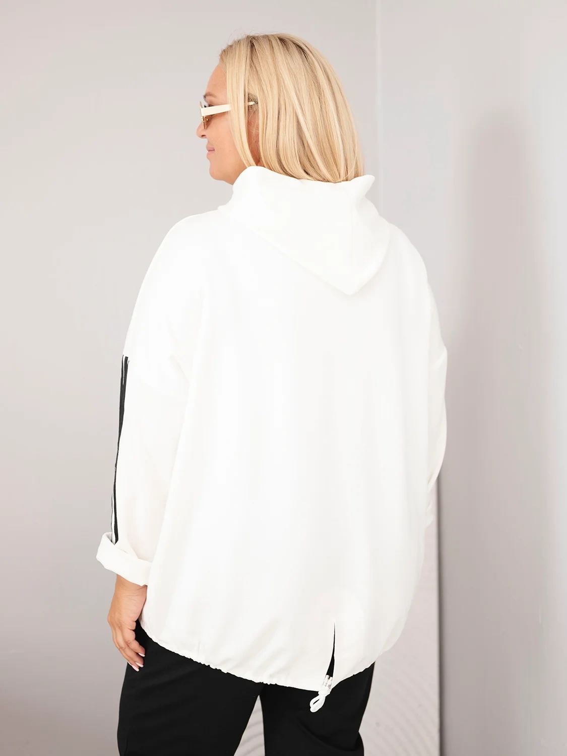 Bluza damska Plus Size wiskozowa z kapturem i ozdobnymi paskami ecru - obrazek 3