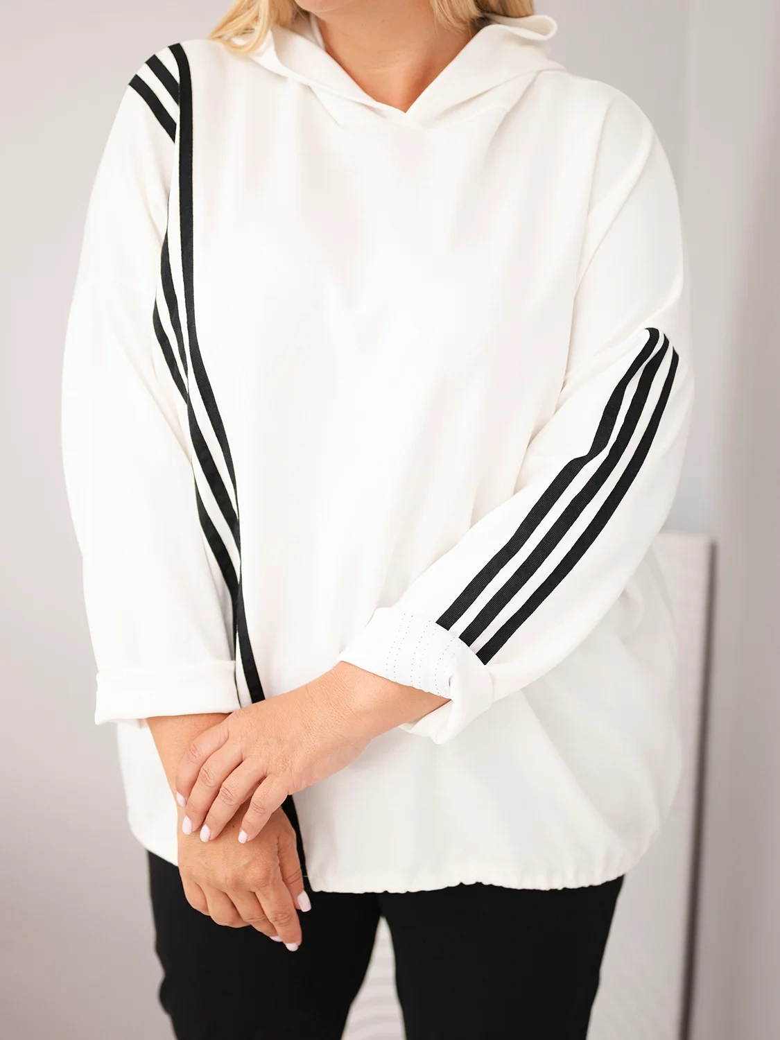 Bluza damska Plus Size wiskozowa z kapturem i ozdobnymi paskami ecru - obrazek 4