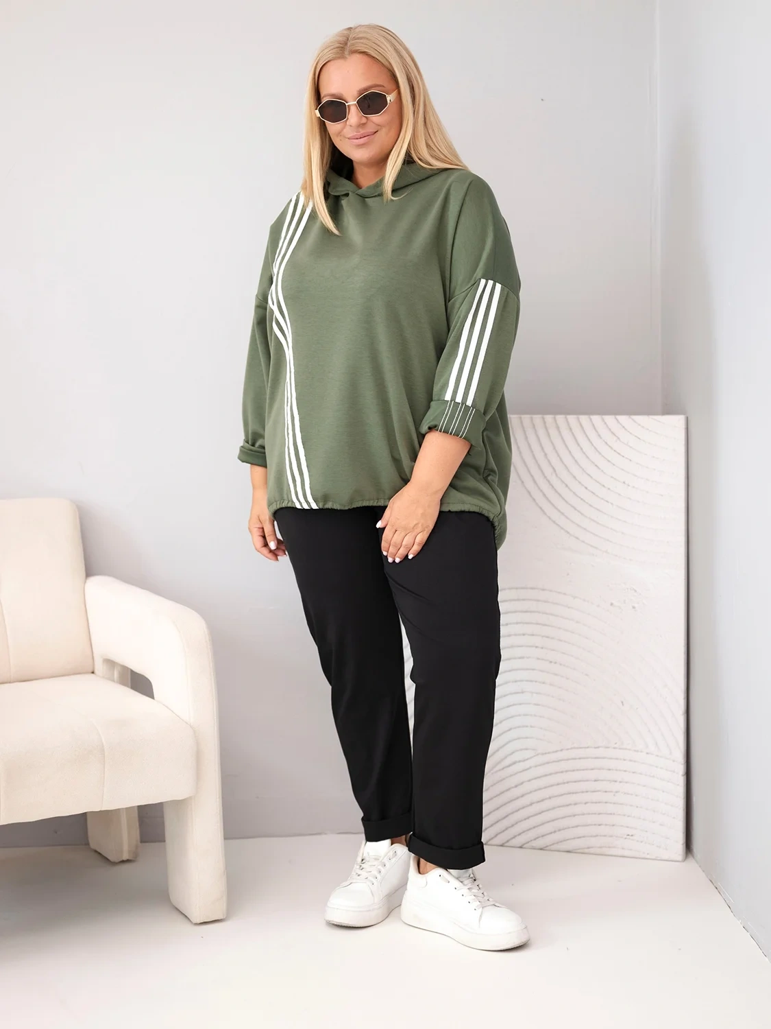 Bluza damska Plus Size wiskozowa z kapturem i ozdobnymi paskami khaki - obrazek 2