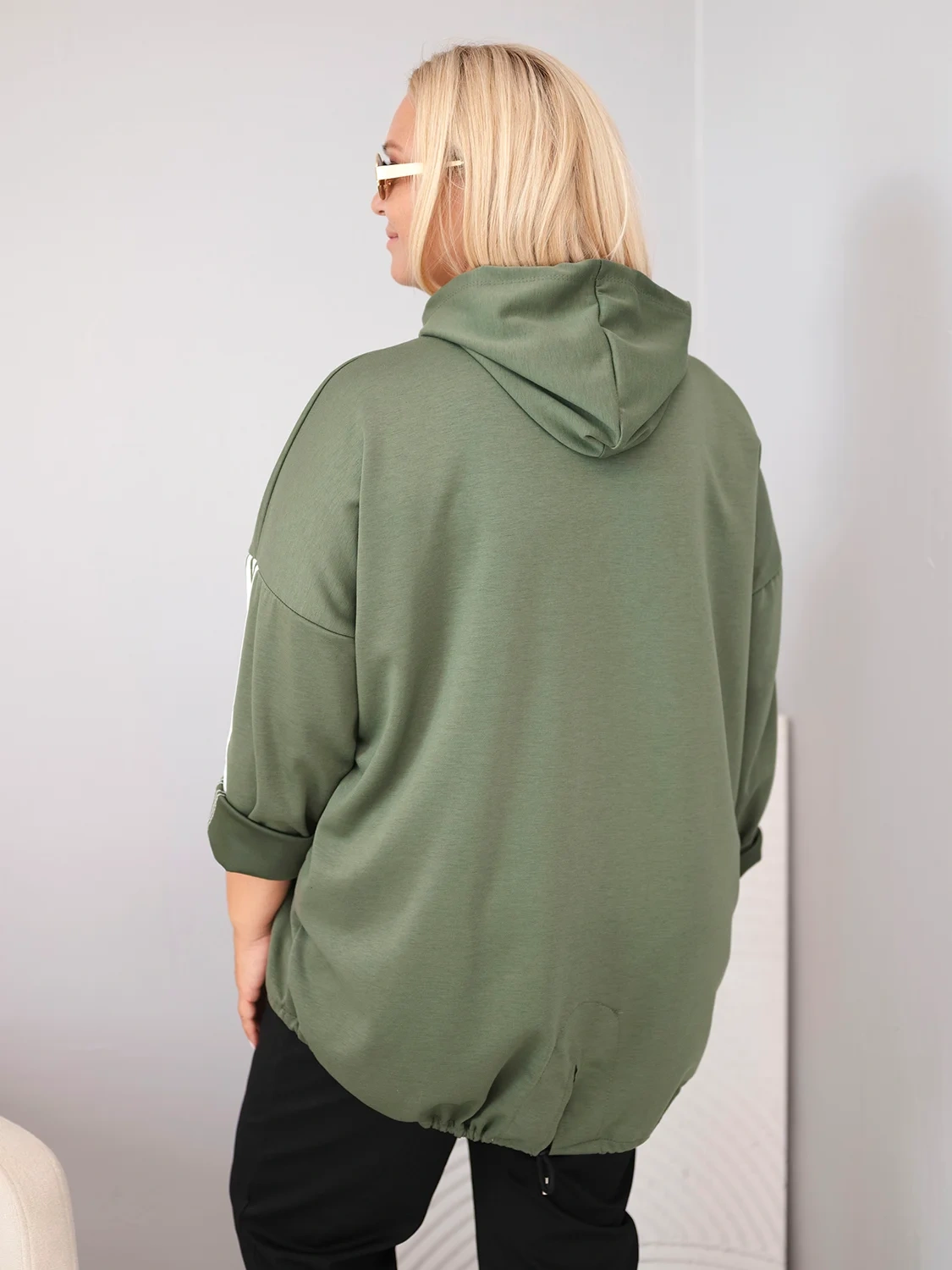 Bluza damska Plus Size wiskozowa z kapturem i ozdobnymi paskami khaki - obrazek 3