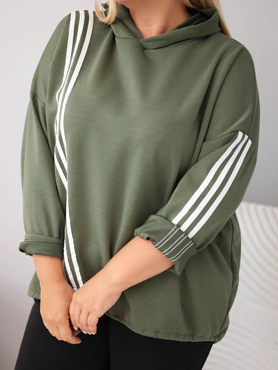 Bluza damska Plus Size wiskozowa z kapturem i ozdobnymi paskami khaki - obrazek 4