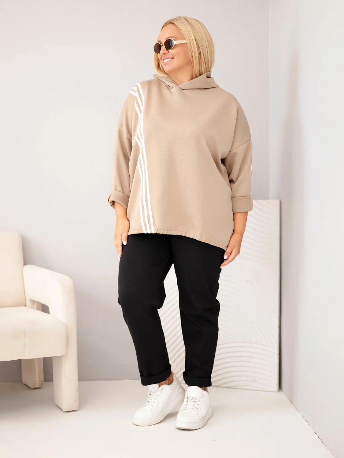 Bluza damska Plus Size wiskozowa z kapturem i ozdobnymi paskami camelowa - obrazek 2