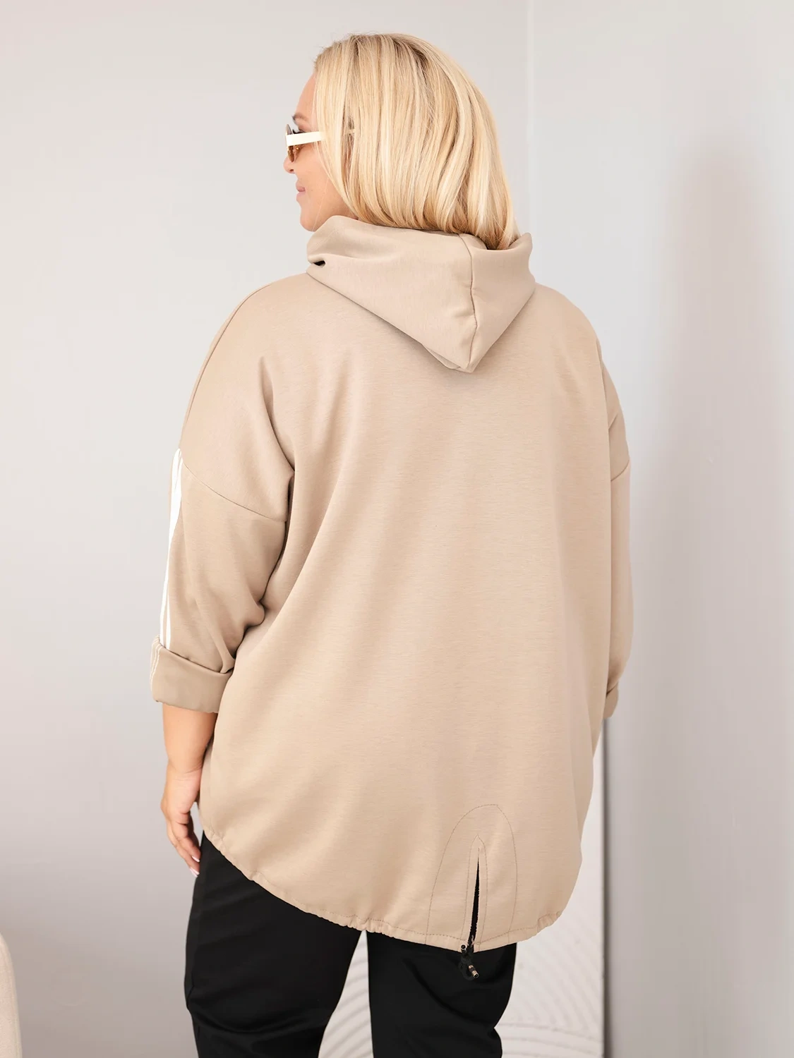 Bluza damska Plus Size wiskozowa z kapturem i ozdobnymi paskami camelowa - obrazek 3