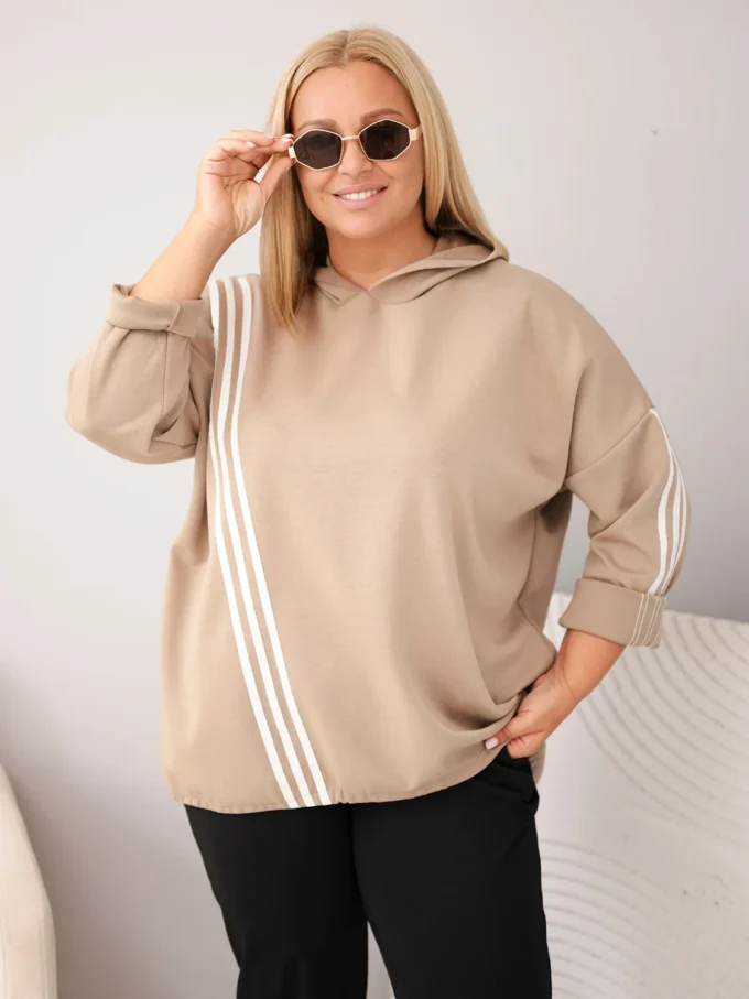 Bluza damska Plus Size wiskozowa z kapturem i ozdobnymi paskami camelowa