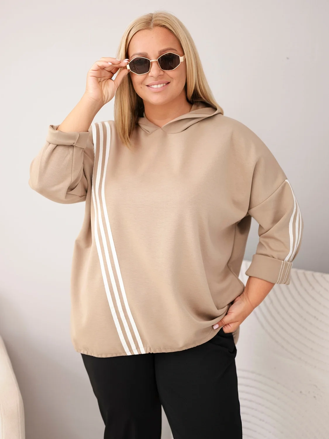 Bluza damska Plus Size wiskozowa z kapturem i ozdobnymi paskami camelowa