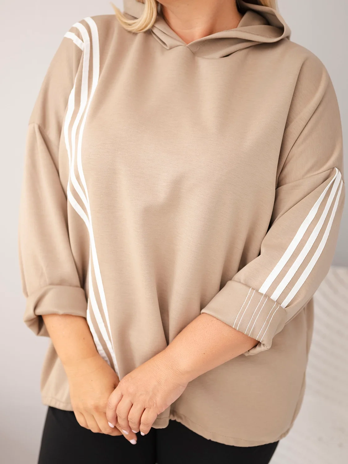 Bluza damska Plus Size wiskozowa z kapturem i ozdobnymi paskami camelowa - obrazek 4