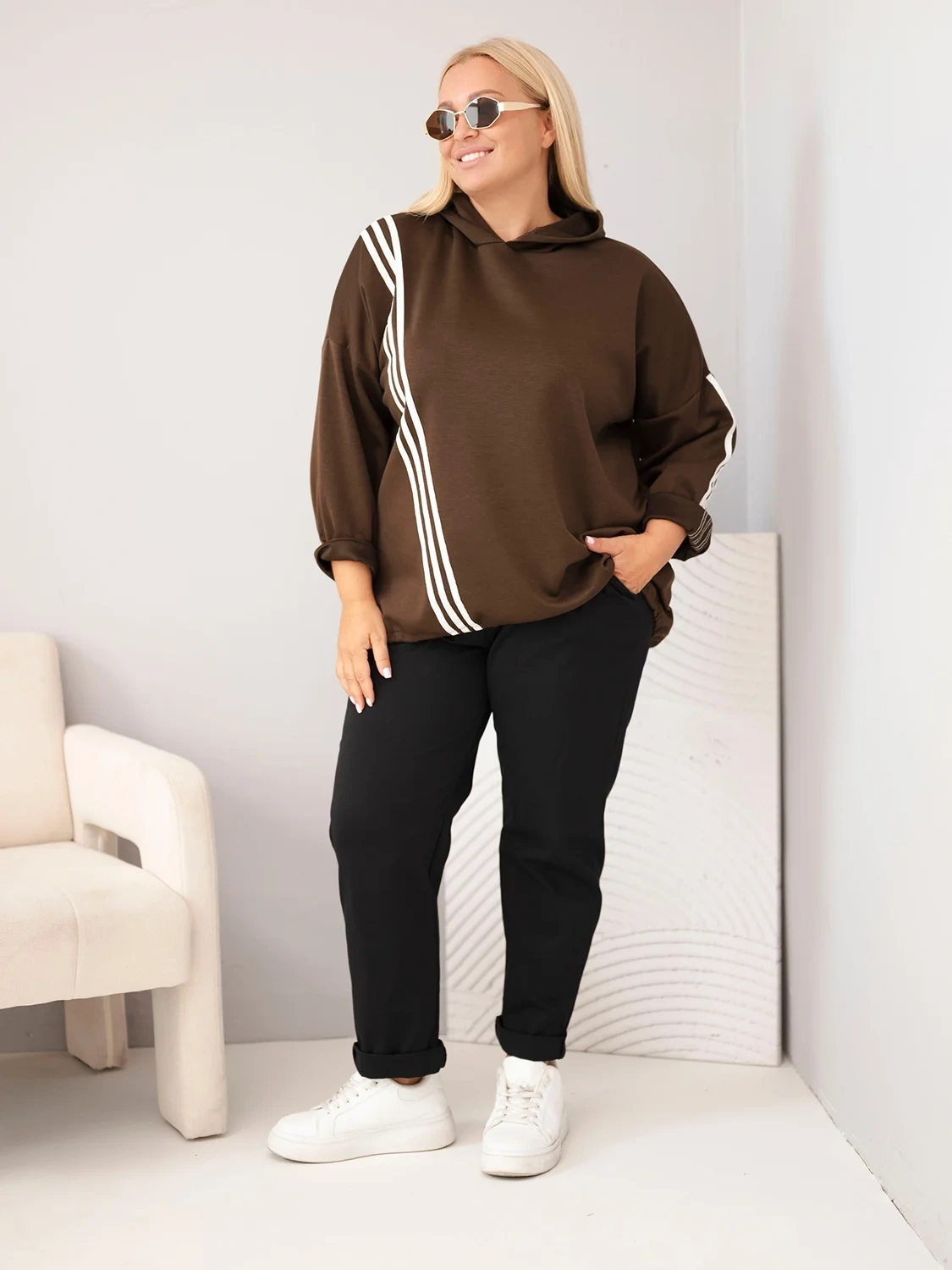 Bluza damska Plus Size wiskozowa z kapturem i ozdobnymi paskami brązowa - obrazek 2
