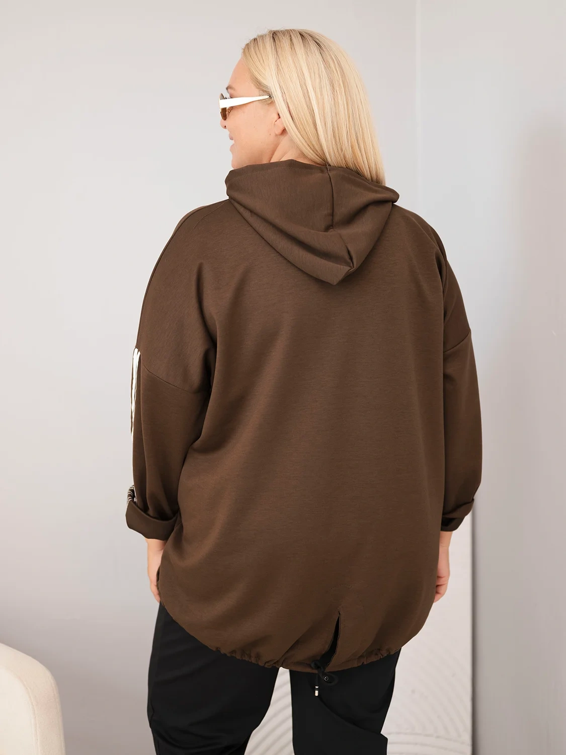 Bluza damska Plus Size wiskozowa z kapturem i ozdobnymi paskami brązowa - obrazek 3