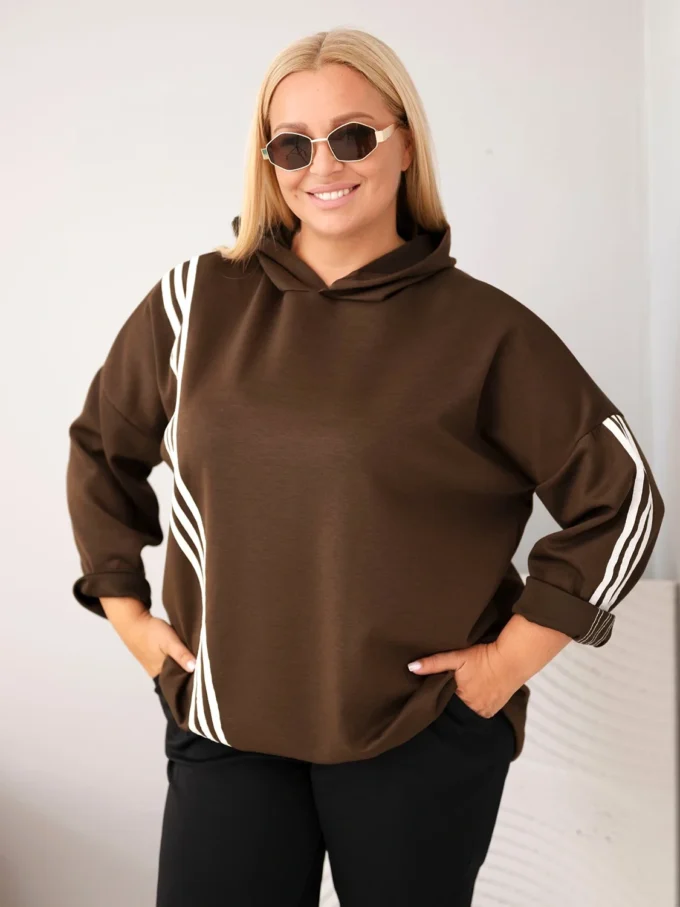 Bluza damska Plus Size wiskozowa z kapturem i ozdobnymi paskami brązowa