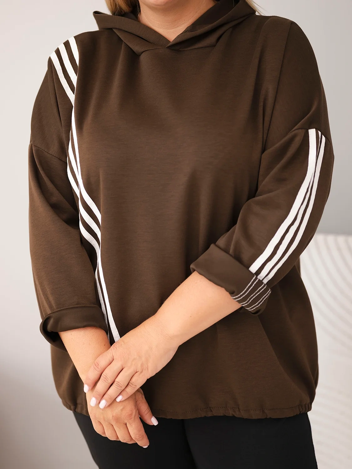 Bluza damska Plus Size wiskozowa z kapturem i ozdobnymi paskami brązowa - obrazek 4