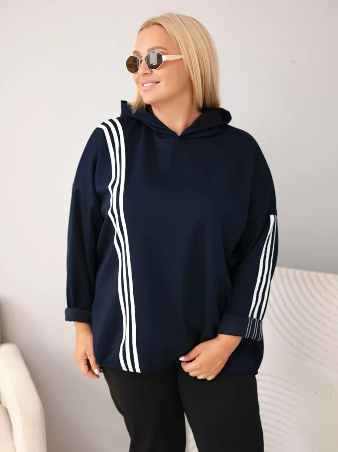 Bluza damska Plus Size wiskozowa z kapturem i ozdobnymi paskami granatowa