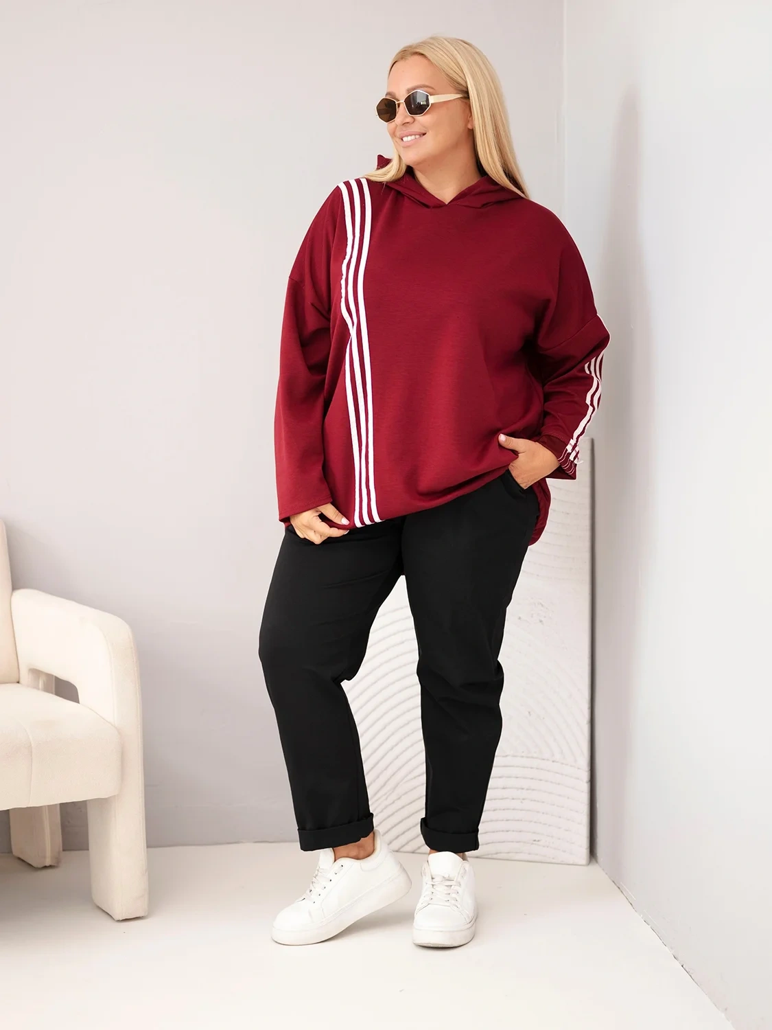 Bluza damska Plus Size wiskozowa z kapturem i ozdobnymi paskami bordowa - obrazek 2