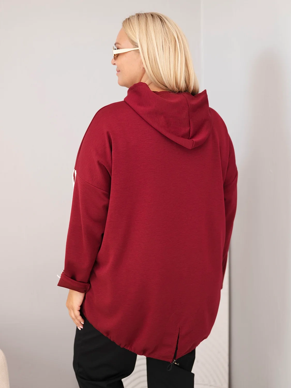Bluza damska Plus Size wiskozowa z kapturem i ozdobnymi paskami bordowa - obrazek 3