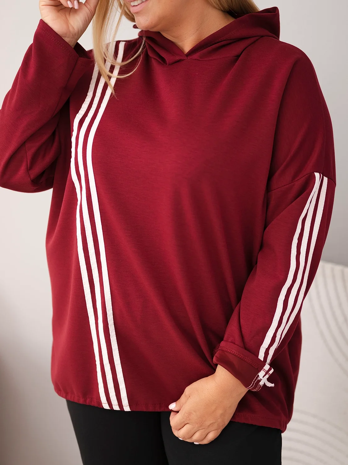 Bluza damska Plus Size wiskozowa z kapturem i ozdobnymi paskami bordowa - obrazek 4