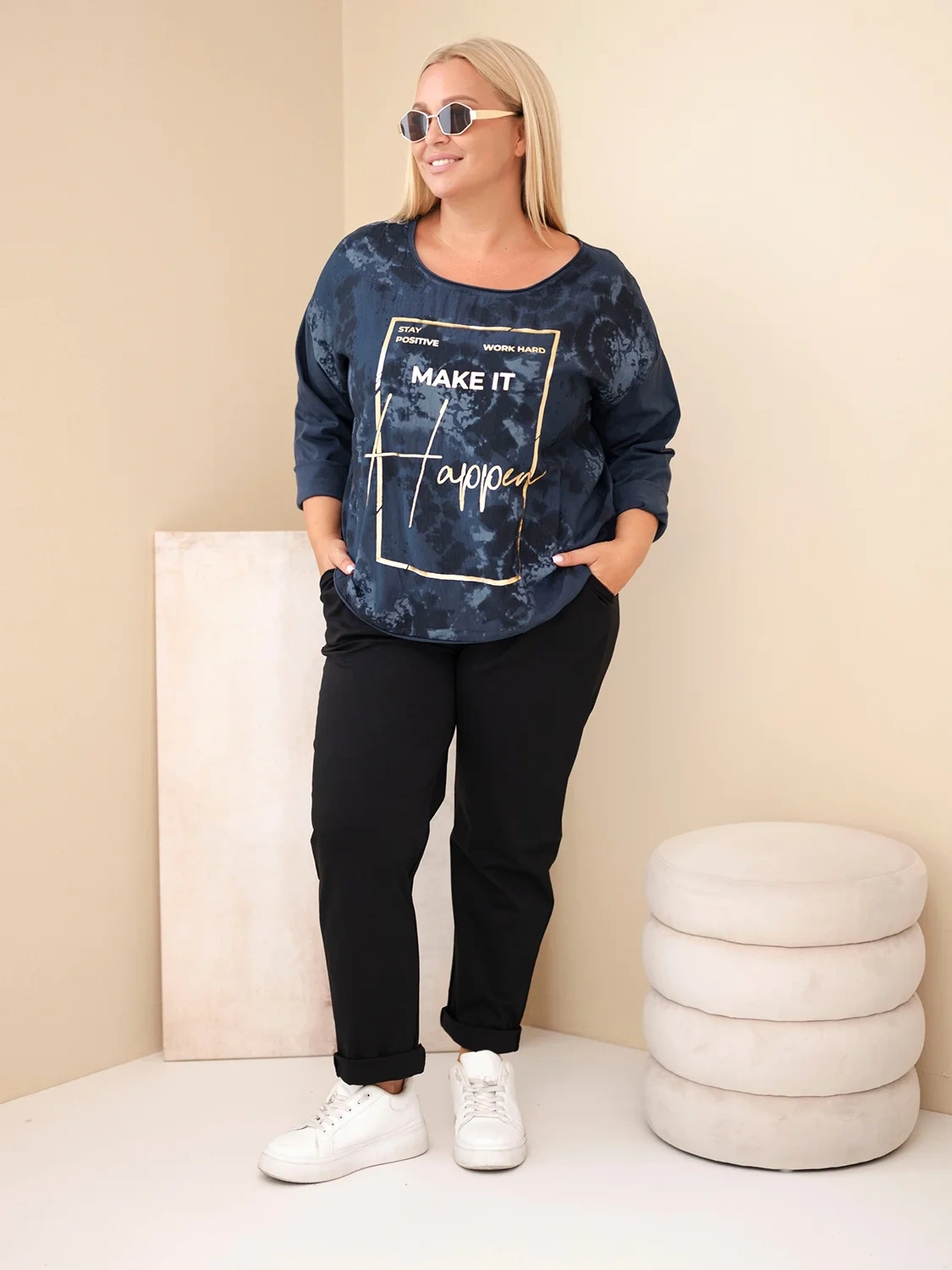 Bluzka damska bawełniana Plus Size z nadrukiem i dekoltem U granatowa - obrazek 3