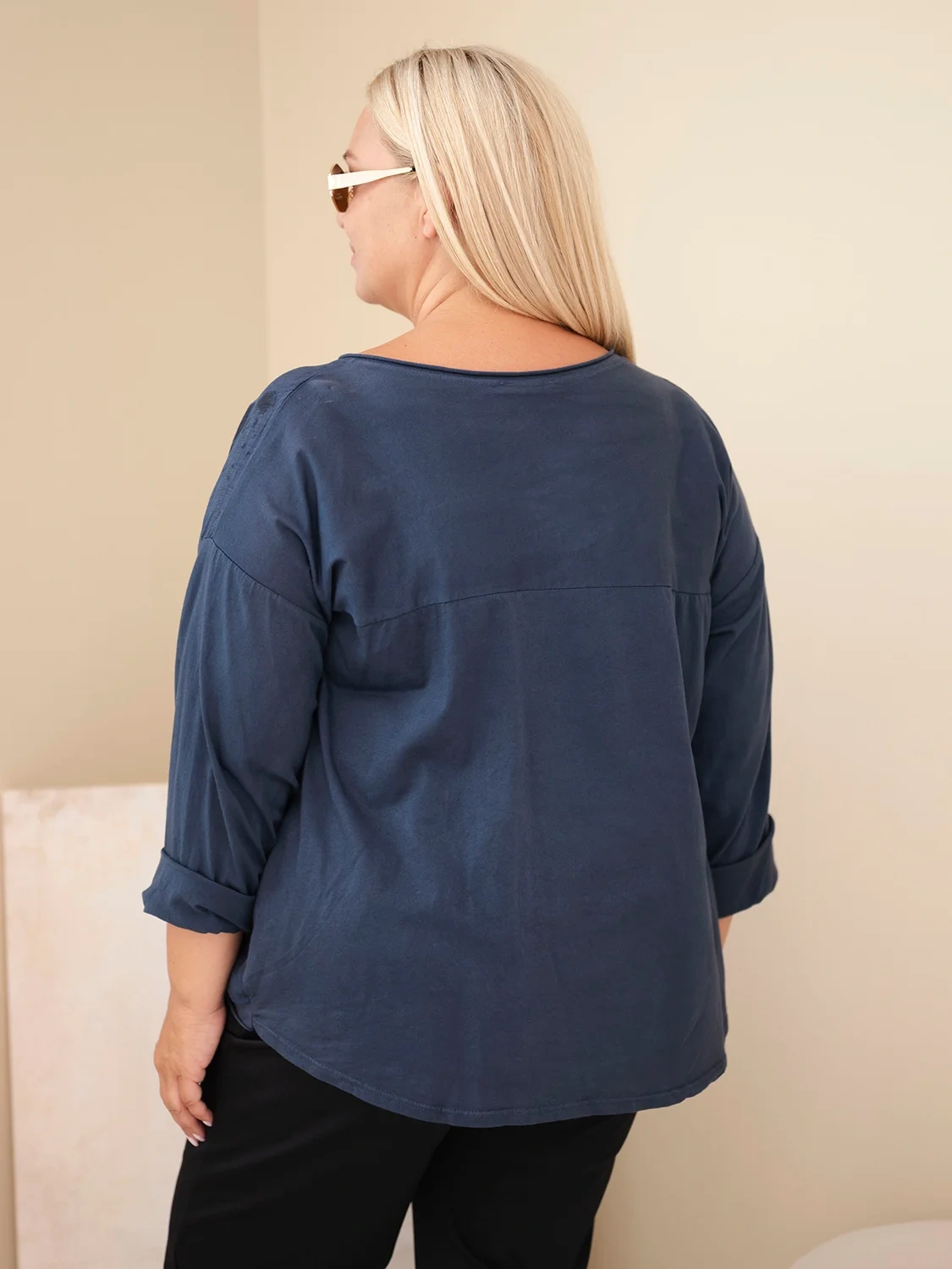 Bluzka damska bawełniana Plus Size z nadrukiem i dekoltem U granatowa - obrazek 4