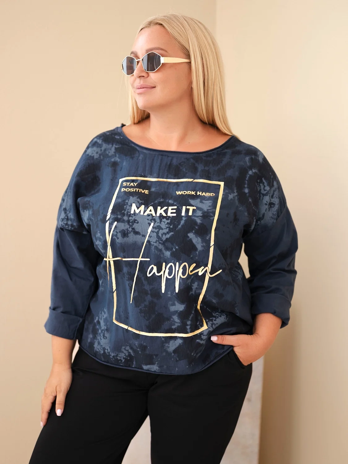 Bluzka damska bawełniana Plus Size z nadrukiem i dekoltem U granatowa