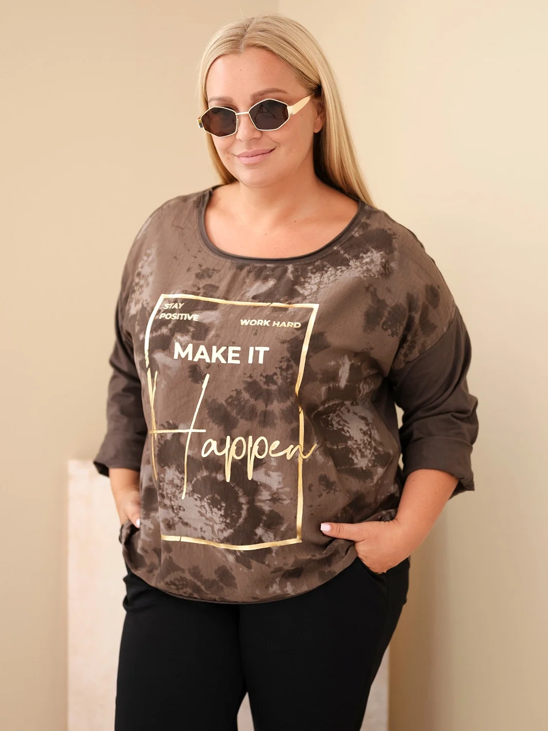 Bluzka damska bawełniana Plus Size z nadrukiem i dekoltem U brązowa