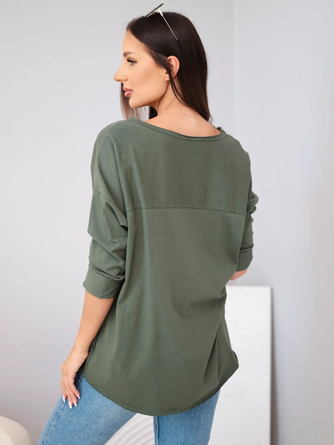 Bluzka damska bawełniana oversize z dekoltem V i wydłużonym tyłem khaki - obrazek 3