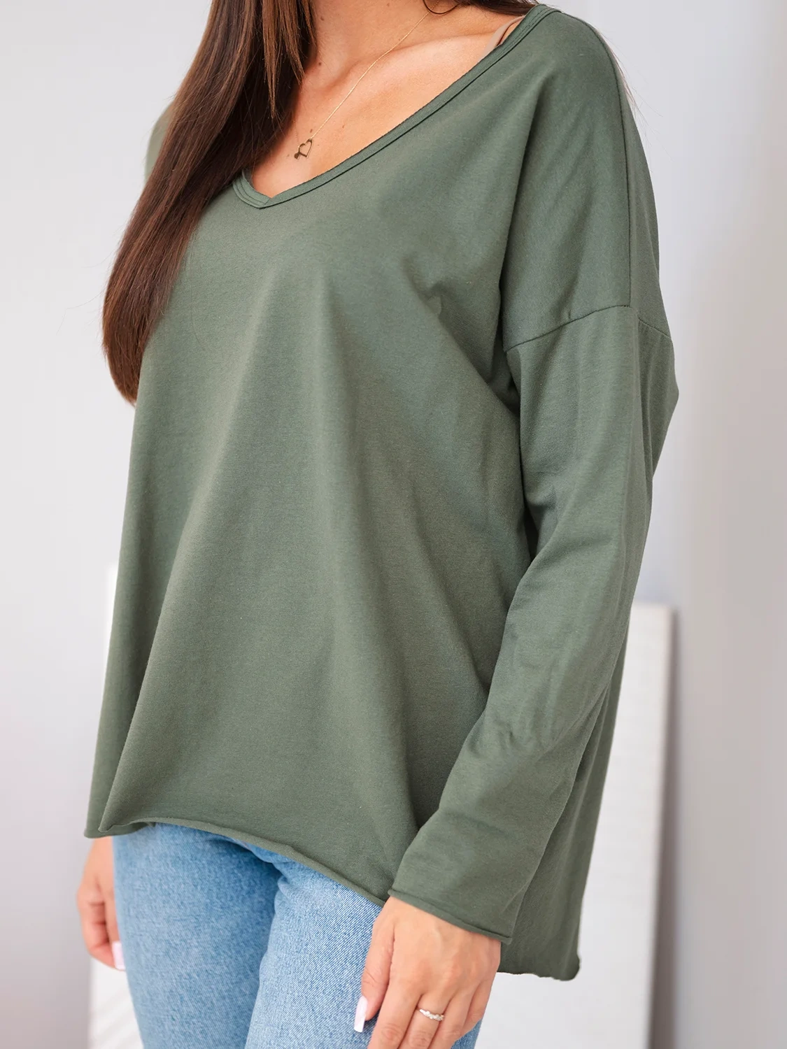 Bluzka damska bawełniana oversize z dekoltem V i wydłużonym tyłem khaki - obrazek 4