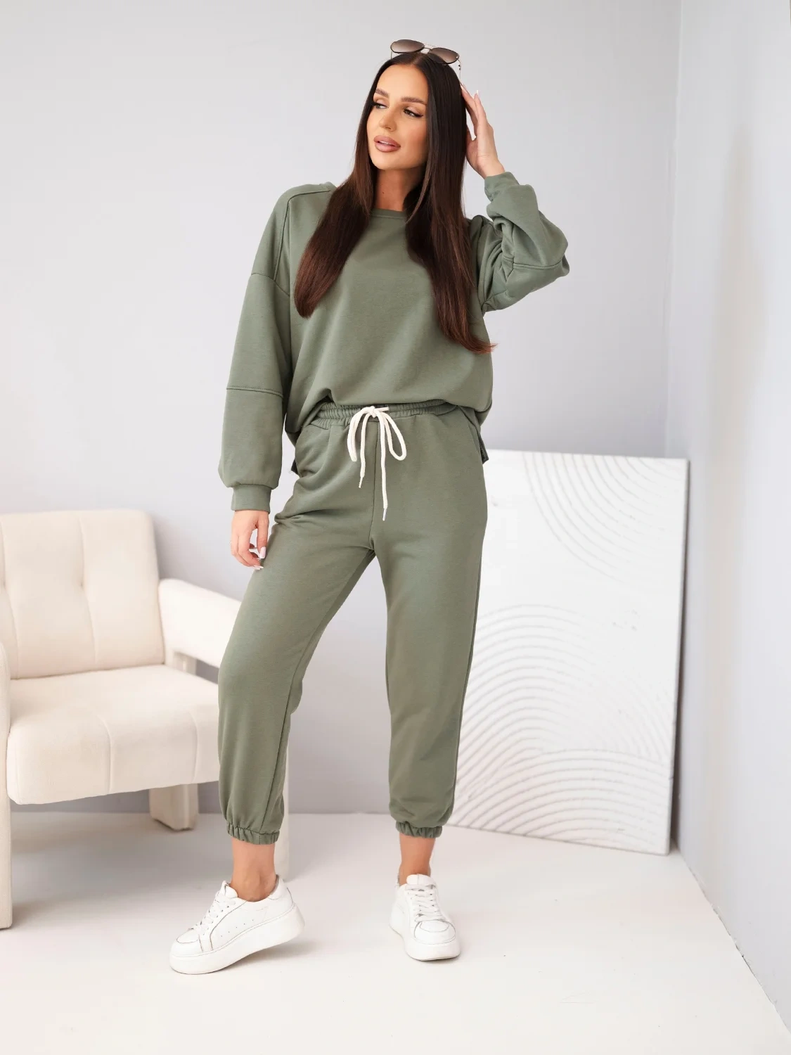 Komplet damski bawełniany z bluzą i spodniami jogger khaki - obrazek 2