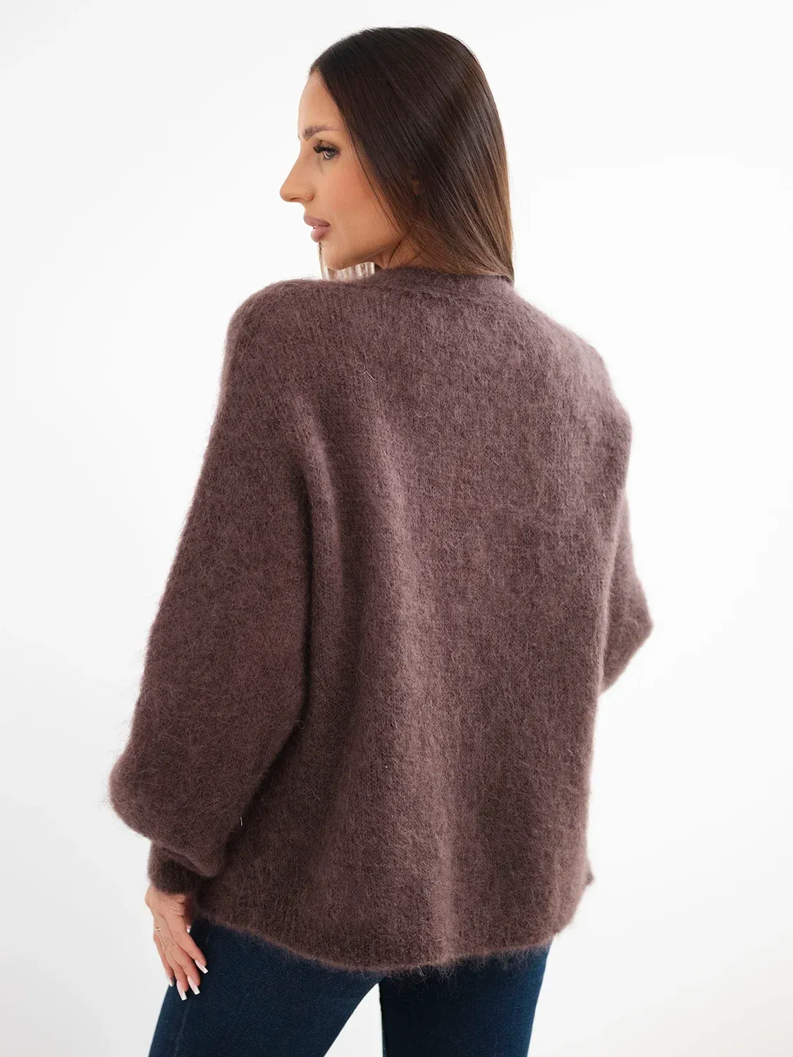 Sweter damski w 80% z kid moheru o luźnym fasonie bez zapięcia brązowy - obrazek 4